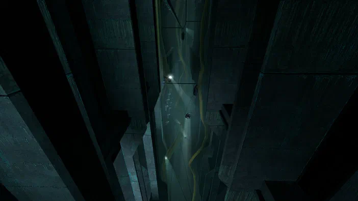 Capture d'écran de Half-Life 2 montrant un personnage dans une structure industrielle sombre avec des câbles jaunes.