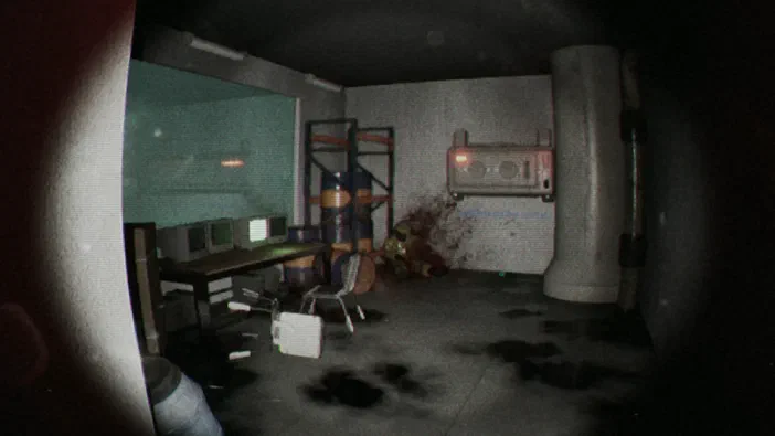 Capture d'écran du jeu vidéo Unknown Tapes montrant une pièce sombre avec des ordinateurs anciens et un appareil mural.
