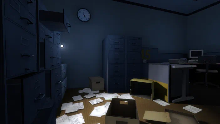 Capture d'écran de The Stanley Parable montrant un bureau en désordre avec des tiroirs ouverts et des papiers éparpillés.