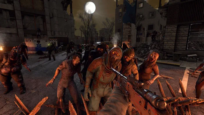Capture d'écran du jeu vidéo 7 Days to Die montrant un joueur en vue à la première personne tenant une arme face à plusieurs zombies dans une ville dévastée sous le ciel nocturne.