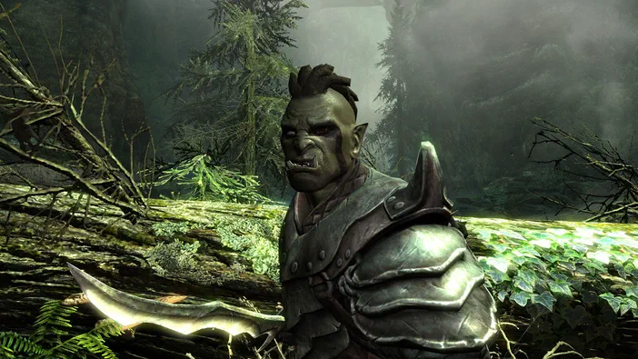 Un orque armé d'une épée courbe dans une forêt sombre de The Elder Scrolls V: Skyrim