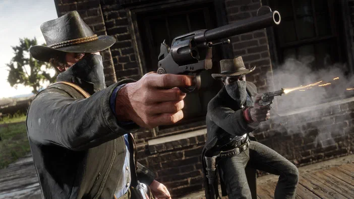 Deux personnages de Red Dead Redemption 2 armés de revolvers dans une scène d'affrontement devant un bâtiment en briques.