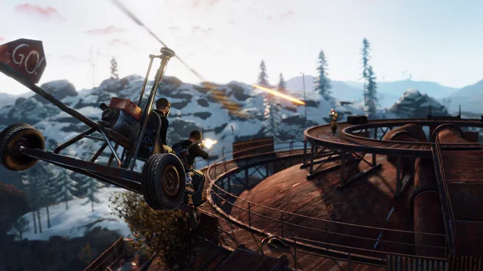 Dans le jeu Rust, deux joueurs sur un véhicule de combat improvisé tirent des armes à feu depuis une plateforme industrielle en métal dans un paysage montagneux enneigé.