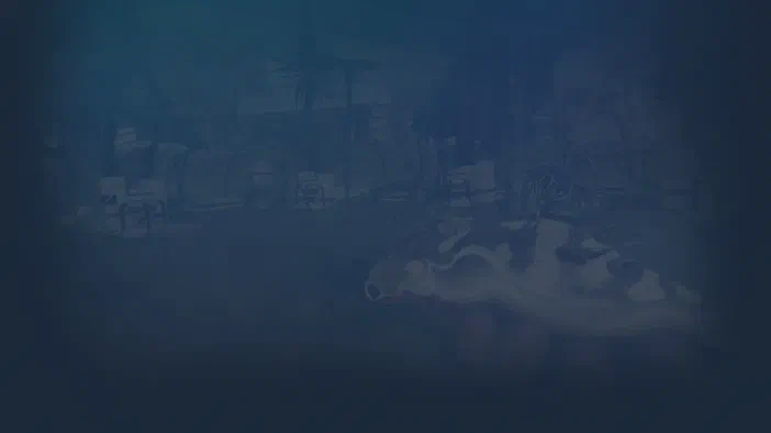 Fond d'écran du jeu vidéo The Planet Crafter montrant une scène de survie dans un environnement naturel avec des arbres et des structures rudimentaires.