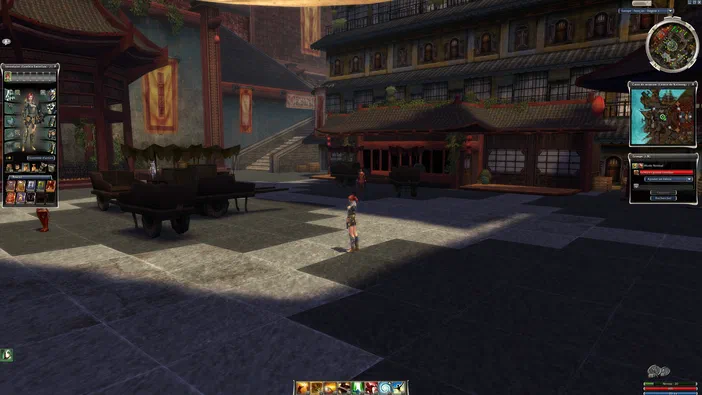 Capture d'écran du jeu vidéo Guild Wars Reforged montrant un personnage dans une cour pavée entourée de bâtiments traditionnels avec des charrettes et des interfaces utilisateur.