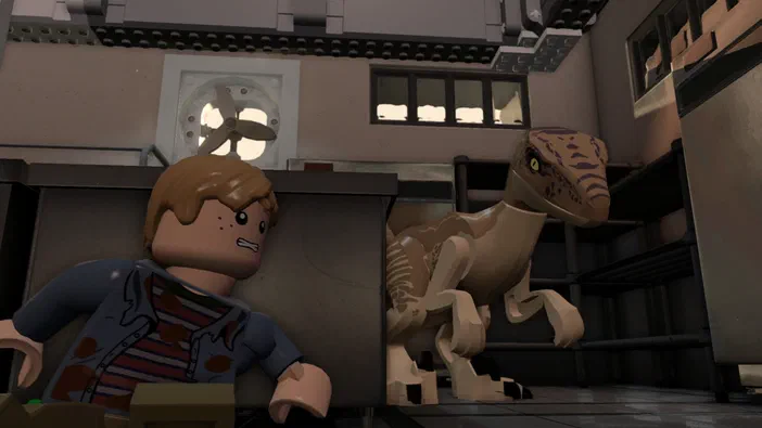 Dans LEGO® Jurassic World, un minifigurine de joueur est terrifié par une créature ressemblant à un dinosaure qui émerge d'un placard.