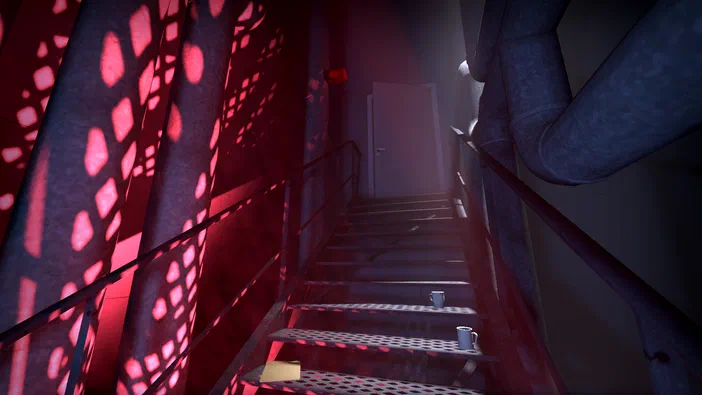 Capture d'écran du jeu vidéo The Stanley Parable montrant un escalier métallique avec des tasses et une enveloppe sur les marches, éclairé par une lumière rouge intense projetée à travers des grilles.