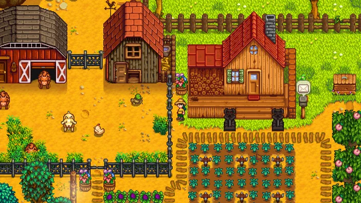 Vue d'une ferme dans le jeu Stardew Valley avec des bâtiments en bois et une grange rouge.