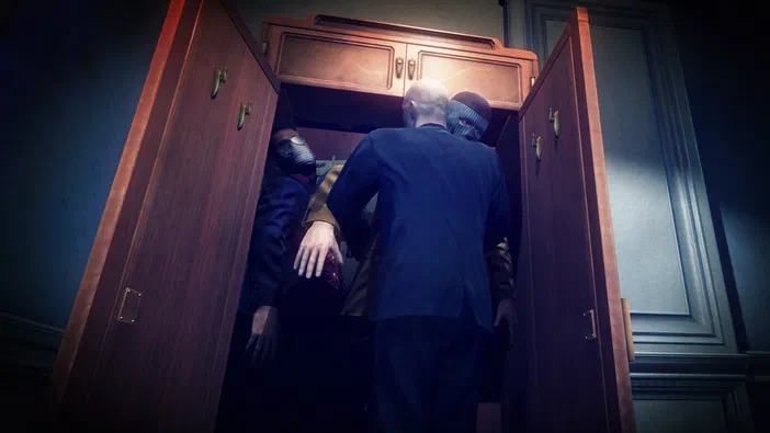 Dans Hitman: Absolution, l'agent 47 et deux complices masqués se tiennent devant un placard ouvert dans une pièce sombre.