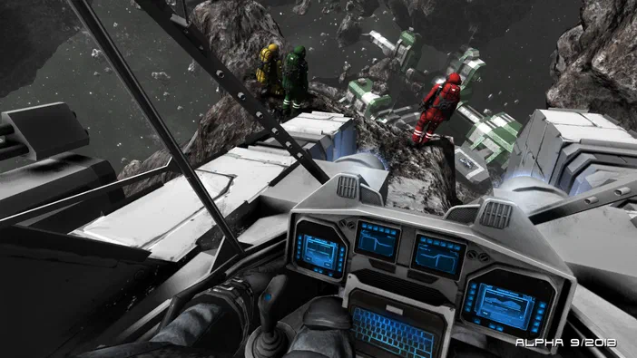 Capture d'écran du jeu Space Engineers montrant une vue depuis le cockpit d'un vaisseau spatial avec trois personnages en combinaison sur un rocher dans l'espace.