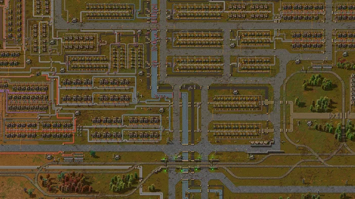 Vue de dessus d'une base complexe dans le jeu Factorio avec des usines et des routes.