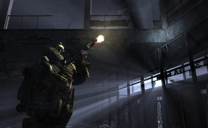 Dans le jeu vidéo Metro 2033, un soldat en armure tire une arme à feu dans un couloir sombre et délabré.