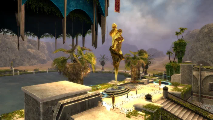 Capture d'écran de Guild Wars® Reforged montrant une statue dorée au centre d'une plateforme entourée de palmiers et de bâtiments en pierre dans un paysage aride.
