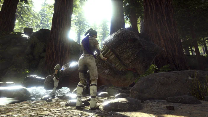 Dans la forêt d'ARK: Survival Evolved, un joueur examine de près une créature géante à l'écran.