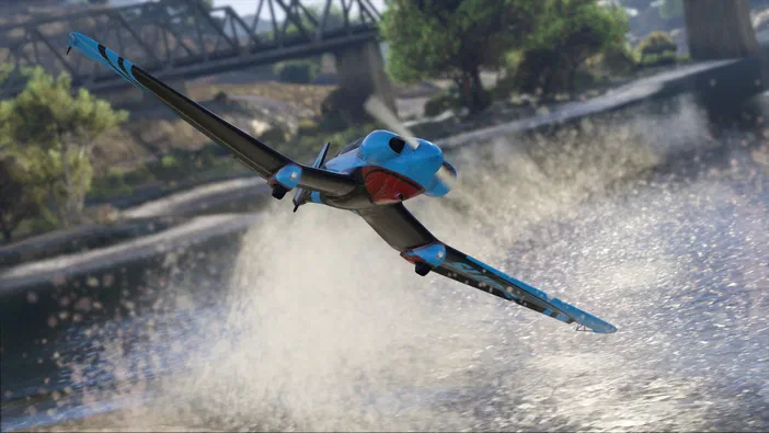 Un avion bleu et noir survole une rivière dans le jeu vidéo Grand Theft Auto V Legacy.
