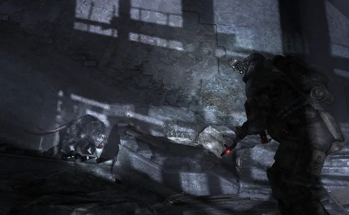 Dans le jeu vidéo Metro 2033, un soldat armé se tient dans une station de métro sombre et délabrée face à un mutant.