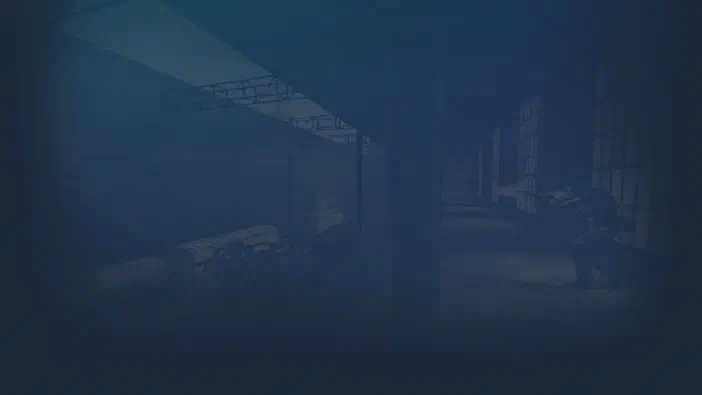 Fond sombre d'une scène de jeu vidéo Counter-Strike: Source avec des silhouettes et une ambiance bleutée.