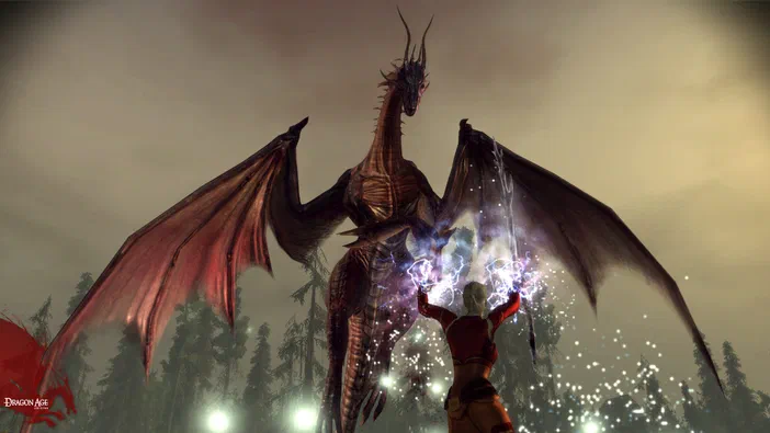 Dans le jeu vidéo Dragon Age: Origins, un personnage lance une attaque magique bleue contre un grand dragon ailé dans une forêt brumeuse.