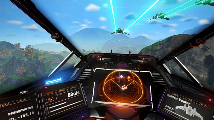 Vue depuis le cockpit d'un vaisseau dans No Man's Sky, avec des ennemis tirant au-dessus de montagnes verdoyantes.