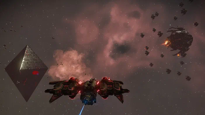 Dans l'espace de No Man's Sky, un vaisseau lance des tirs bleus sur une flotte ennemie près d'une structure pyramidale.