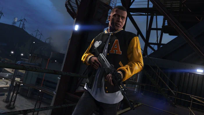 Personnage de Grand Theft Auto V tenant une arme dans un environnement industriel au crépuscule.