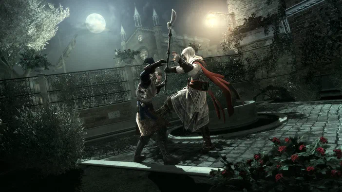 Dans Assassin's Creed II, Ezio Auditore combat un garde en tenue médiévale sous une pleine lune dans une cour pavée.