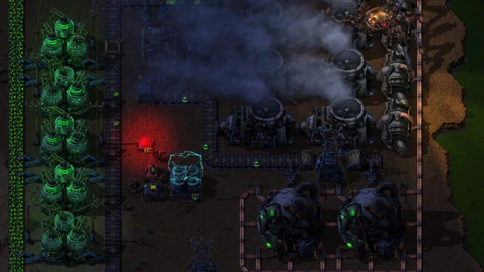 Vue de dessus d'une base complexe dans le jeu Factorio avec des structures industrielles émettant de la fumée et une lumière rouge.