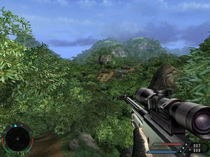 Vue en première personne d'un joueur armé d'une carabine à lunette dans le jeu vidéo Far Cry, observant une vallée verdoyante avec des montagnes au loin.