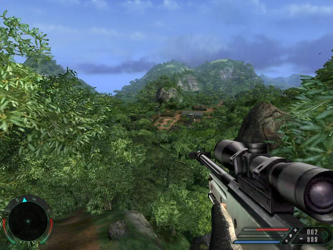 Vue en première personne d'un joueur armé d'une carabine à lunette dans le jeu vidéo Far Cry, observant une vallée verdoyante avec des montagnes au loin.