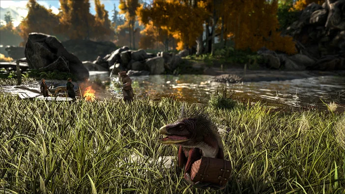 Capture d'écran du jeu vidéo ARK: Survival Evolved montrant un dinosaure dans l'herbe au premier plan et des joueurs près d'un feu à proximité.