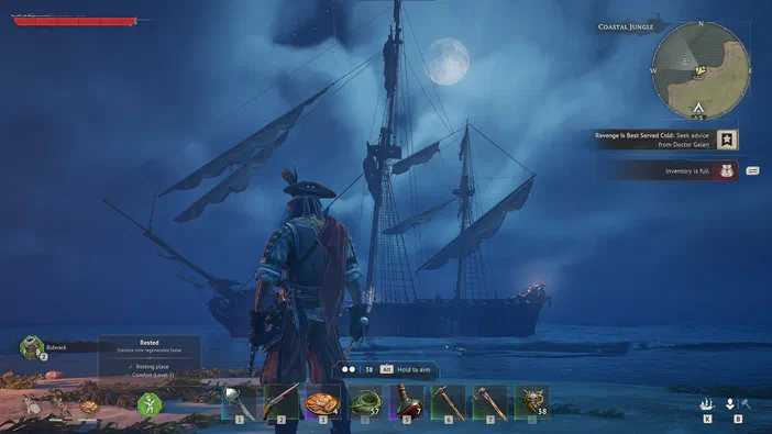 Dans le jeu Windrose, un personnage en costume de pirate se tient sur une plage nocturne face à son navire amarré sous la pleine lune.