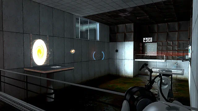 Capture d'écran du jeu vidéo Portal montrant une première personne tenant un pistolet à portail dans une salle industrielle avec des murs en béton et plusieurs portails colorés.