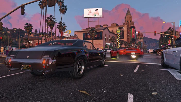 Dans Grand Theft Auto V Legacy, une voiture noire est stationnée sur une rue urbaine au coucher du soleil avec des palmiers et un panneau publicitaire en arrière-plan.