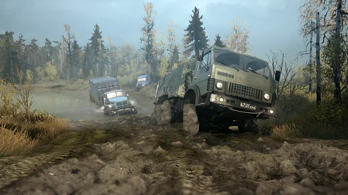 Dans le jeu MudRunner, un camion militaire traverse une forêt boueuse avec d'autres véhicules en arrière-plan.