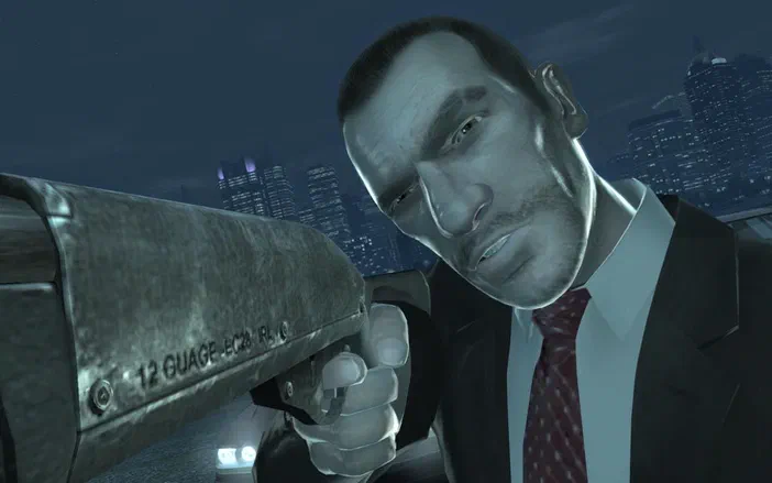 Dans Grand Theft Auto IV, le personnage Niko Bellic vise une arme de poing en tenue formelle devant un paysage urbain nocturne.