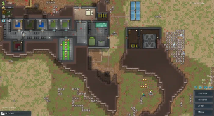 Capture d'écran du jeu RimWorld montrant une base coloniale avec des bâtiments et des panneaux solaires sur un terrain accidenté.