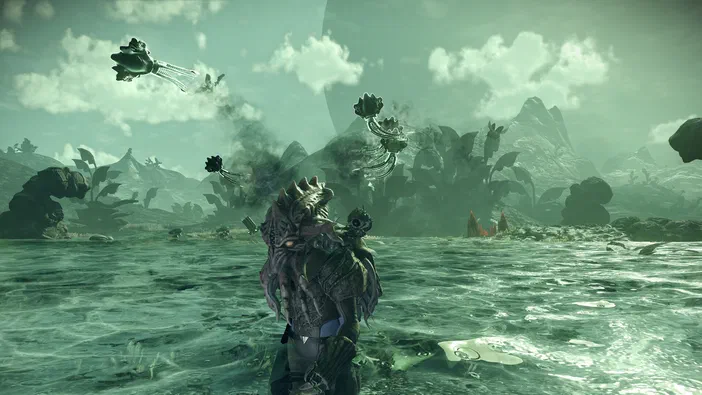 Dans le jeu vidéo No Man's Sky, un personnage se tient dans une eau turquoise devant des plantes flottantes et des montagnes sous un ciel nuageux.
