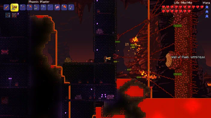 Capture d'écran du jeu Terraria montrant un personnage en combat contre une créature dans un environnement souterrain avec des blocs de pierre et des effets visuels.
