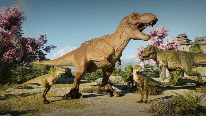 Capture d'écran du jeu Jurassic World Evolution 3 montrant un Tyrannosaure Rex au centre entouré de deux petits dinosaures dans un environnement avec des arbres en fleurs et des bâtiments traditionnels.