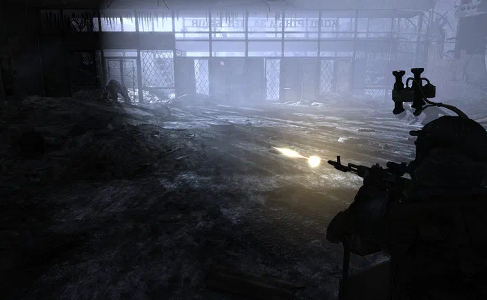 Dans le jeu vidéo Metro 2033, un soldat tire son arme dans une station de métro en ruine baignée d'une lumière jaune.