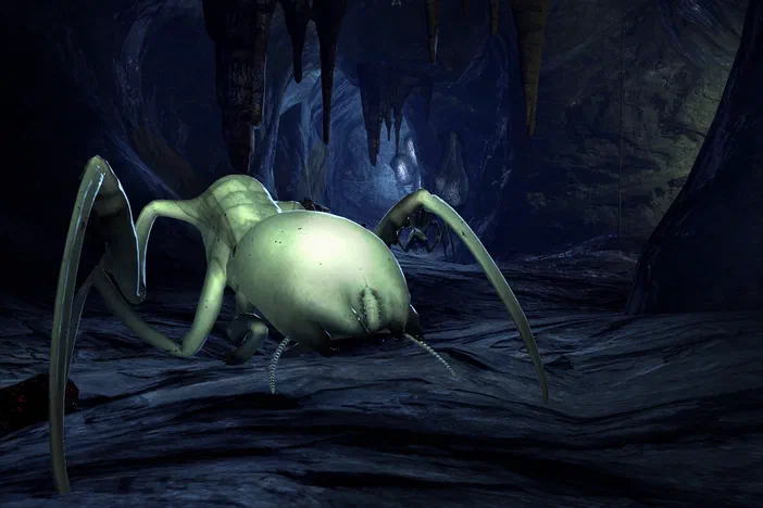 Un insecte blanc et vert dans une grotte sombre du jeu Half-Life 2.