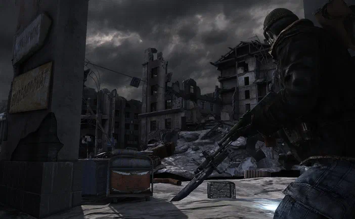 Dans le jeu vidéo Metro 2033, un personnage armé se tient dans une ville en ruines sous un ciel sombre et orageux.