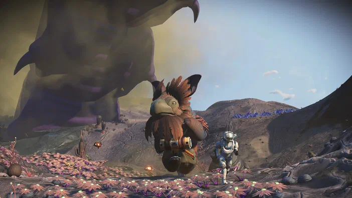 Dans le jeu No Man's Sky, un personnage ailé et un astronaute se tiennent sur une planète aux fleurs roses avec des montagnes en arrière-plan.