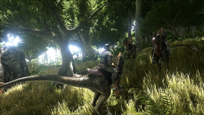 Dans la forêt d'ARK: Survival Evolved, plusieurs joueurs chevauchent des dinosaures dans une clairière ensoleillée.