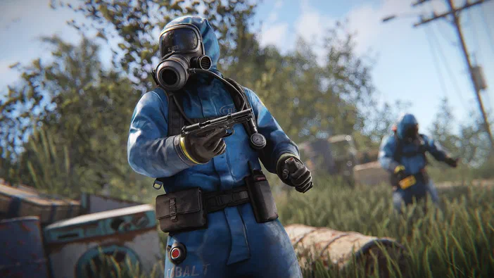 Dans le jeu Rust, un personnage en combinaison bleue et masque à gaz tient une arme devant lui dans un champ herbeux.