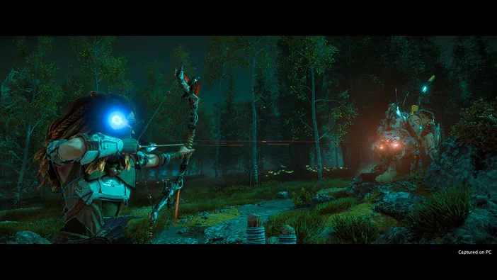 Dans Horizon Zero Dawn™ Complete Edition, Aloy vise une machine avec son arc dans un environnement forestier nocturne.