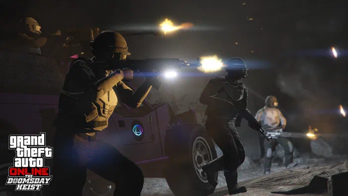 Dans Grand Theft Auto V Legacy, des soldats armés tirent depuis un véhicule blindé dans une scène d'action nocturne.