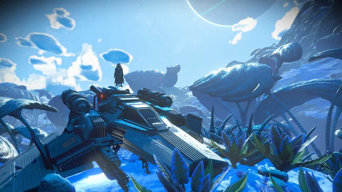 Dans le jeu vidéo No Man's Sky, un vaisseau spatial est posé sur une planète aux couleurs bleues et violettes sous un ciel clair parsemé de nuages.