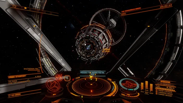 Vue depuis le cockpit d'un vaisseau dans Elite Dangerous, montrant une station spatiale et des interfaces de vol holographiques.