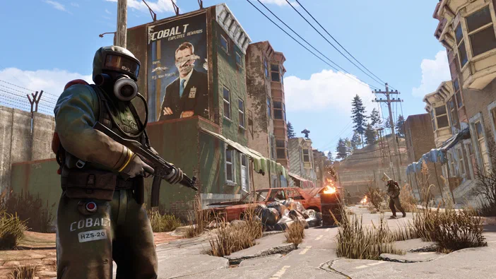 Dans le jeu Rust, un joueur équipé d'un masque à gaz et tenant une arme se tient devant des bâtiments en ruine dans un environnement post-apocalyptique.